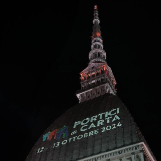 I libri invadono il centro di Torino per "Portici di Carta"